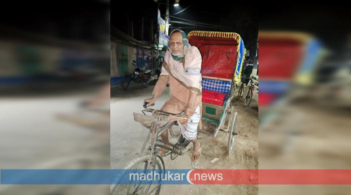 ৭৪ বছর বয়সেও রিকশার প্যাডেলে জীবন টেনে নিচ্ছেন মকবুল হোসেন