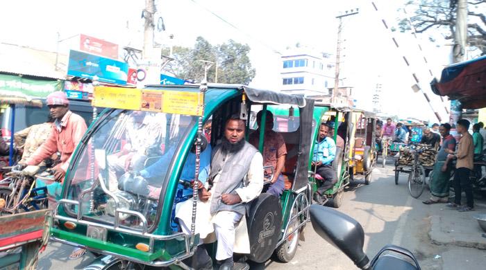 যানজটের কবলে গাইবান্ধার রেলগেট যানজটের কবলে গাইবান্ধার রেলগেট