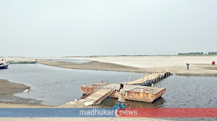 নাব্য সংকটে ফুলছড়ি লটঘাটে নৌচলাচল বন্ধ লোকসানের মুখে ইজারাদার:স্থবির জনজীবন