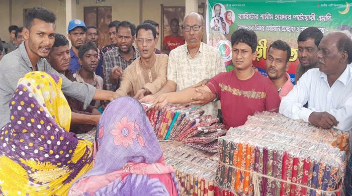 সাংসদ শামীমের ঈদবস্ত্র বিতরণ