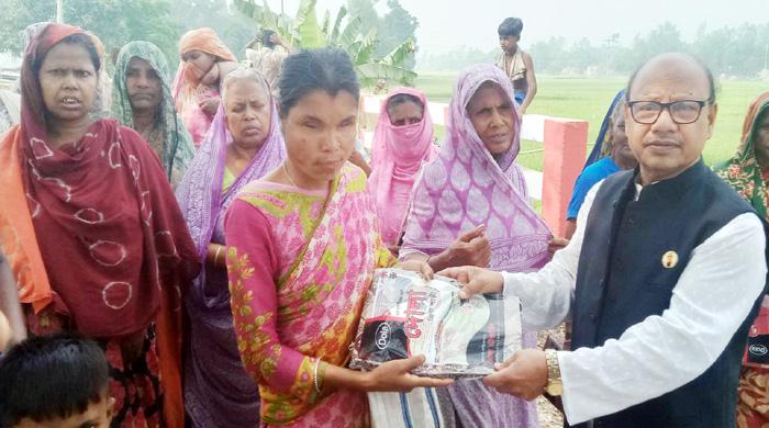 নওগাঁয় অসহায় পরিবারদের মাঝে আওয়ামী লীগ নেতার ঈদ উপহার বিতরণ