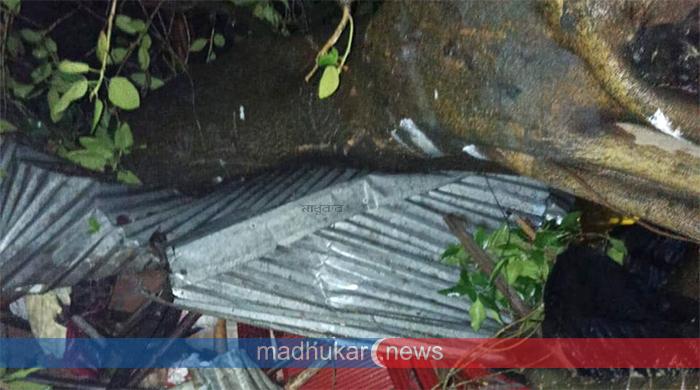 গোবিন্দগঞ্জে ঝড়ে বটগাছ ভেঙে পড়ে চা-দোকানীর মৃত্যু