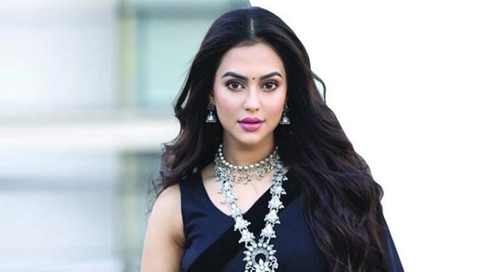 চিত্রনায়িকা নুসরাত ফারিয়া আটক