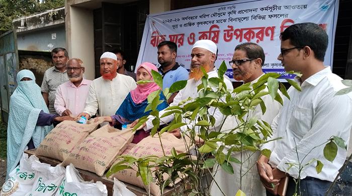 সুন্দরগঞ্জে কৃষকদের মাঝে বীজ সার ও কৃষি উপকরণ বিতরণ