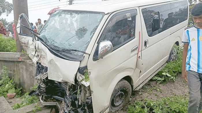 নীলফামারীতে কনে নিয়ে ফেরার পথে মাইক্রোবাস খাদে, শিশুসহ নিহত ২
