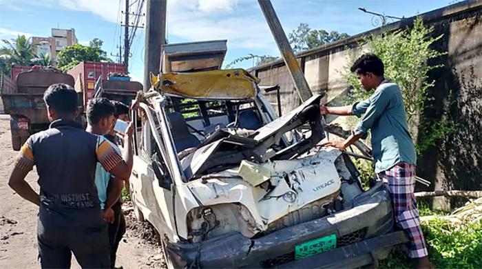 চট্টগ্রামে দাঁড়িয়ে থাকা কাভার্ড ভ্যানে পিকআপের ধাক্কা, নিহত ৫