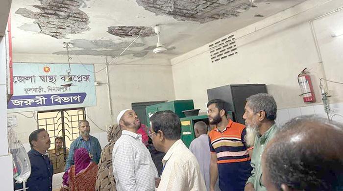 ফুলবাড়ী স্বাস্থ্য কমপ্লেক্স ছাদের পলেস্তরা ধসে আহত ৩
