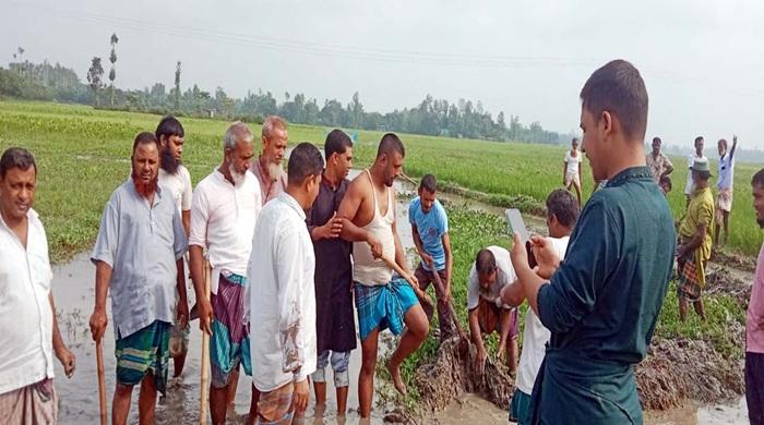 গাইবান্ধায় স্বেচ্ছাশ্রমে ঝিনিয়ার বিলে খাল খনন
