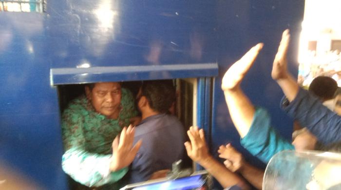 আত্মসমর্পণের পর কারাগারে দিনাজপুরের পৌর মেয়র