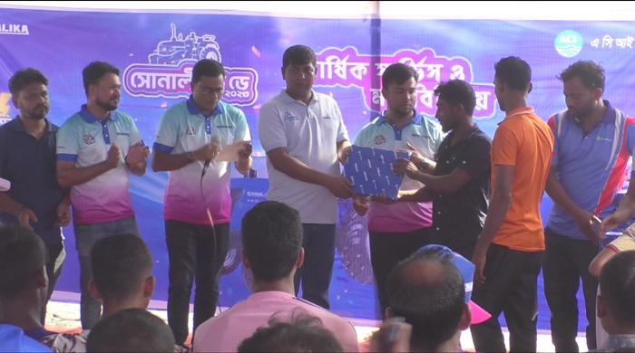 গাইবান্ধায় সোনালিকা ট্রাক্টরের ডেলিভারি উৎসব 