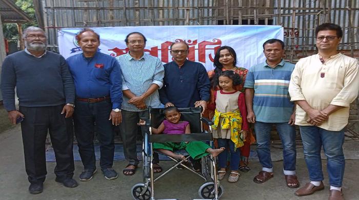‘স্বপ্নসিঁড়ি’র হুইল চেয়ার উপহার পেল রত্না