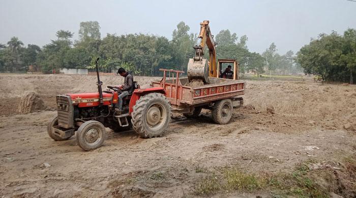 গোবিন্দগঞ্জে ফসলি জমির উর্বর মাটি যাচ্ছে ইটভাটায়