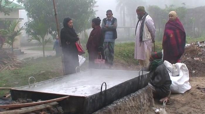 বাণিজ্যিকভাবে তৈরি হচ্ছে খেজুর গুড়