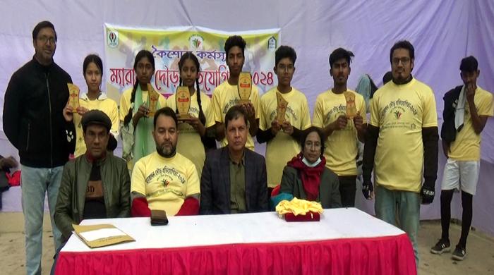 প্রচন্ড শীতে নওগাঁয় হয়ে গেল ম্যারাথন দৌড় প্রতিযোগিতা