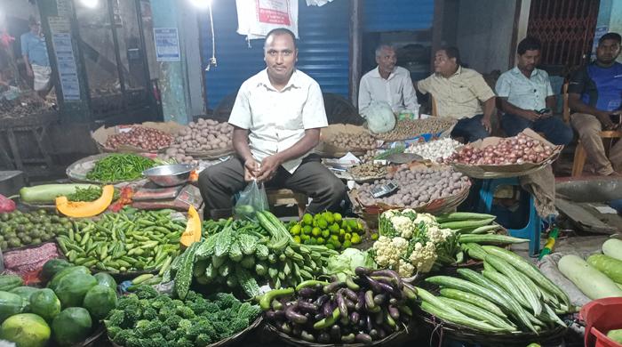 ভরা মৌসুমেও সৈয়দপুরে সবজির বাজার চড়া 