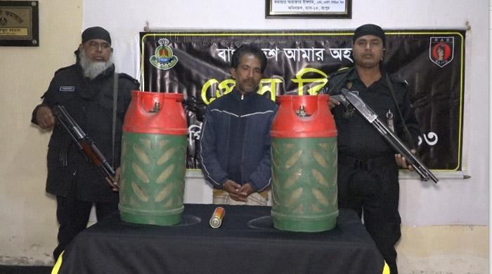 গাইবান্ধায় অভিনব কায়দায় গ্যাসের সিলিন্ডারে বস্তা ভর্তি গাঁজা উদ্ধার আটক ১