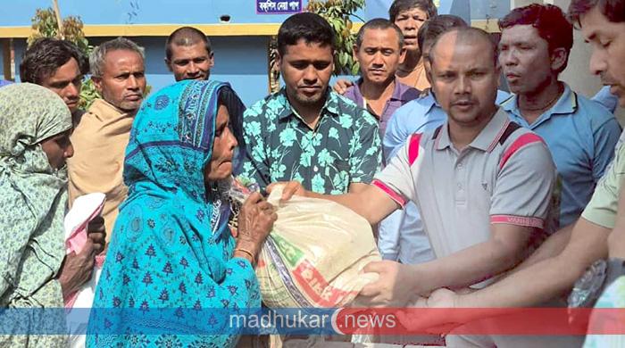 পলাশবাড়ীতে রমজান উপলক্ষে অসহায় পরিবারের মাঝে চাল বিতরণ