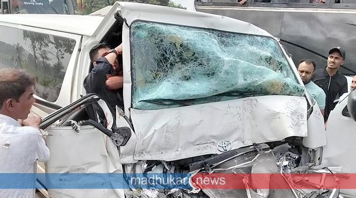 গোবিন্দগঞ্জে মাইক্রোবাস ও বাস সংঘর্ষ ১০ আহত 