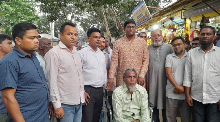 সুন্দরগঞ্জে প্রতিবন্ধির মাঝে হুইল চেয়ার বিতরণ