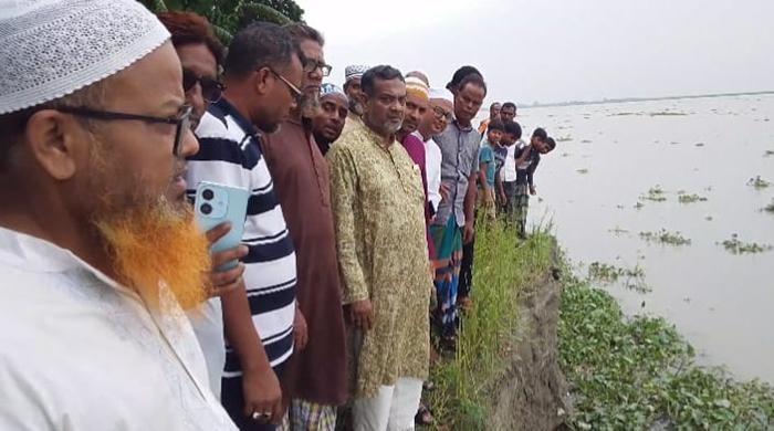 সোনাতলায় নদীভাঙন কবলিত এলাকা পরিদর্শনে জেলা পরিষদ প্রশাসক