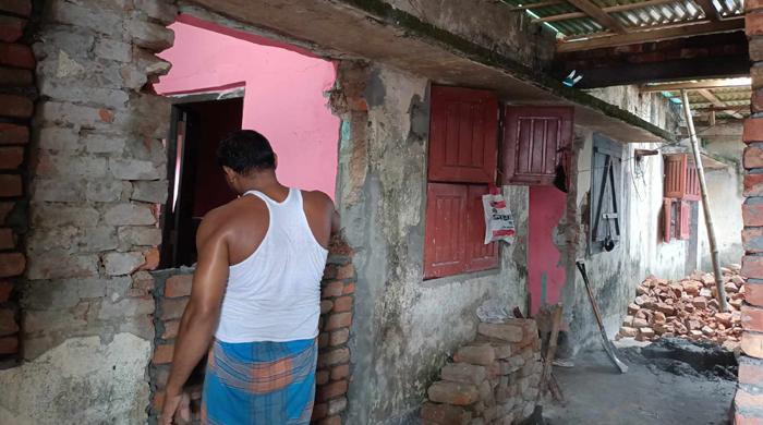সাঘাটায় বিএস কোয়ার্টার ভাঙতে বাধা দেওয়ায় কৃষি কর্মকর্তাকে মারধর
