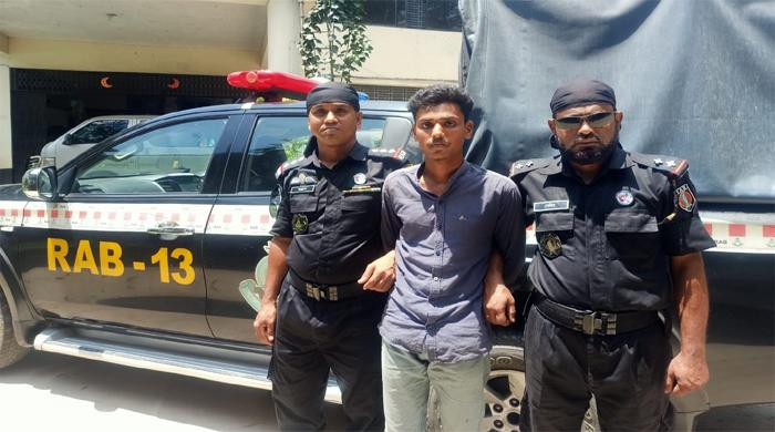 ফুলছড়িতে বিদেশি মদসহ মাদক ব্যবসায়ী আটক