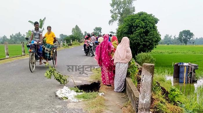 সাঘাটার মেলান্দহ সেতুর সংযোগ সড়কে আবারও ধস