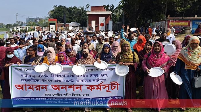 সুন্দরগঞ্জে এমপিওভুক্ত শিক্ষক-কর্মচারীদের ভুখা মিছিল