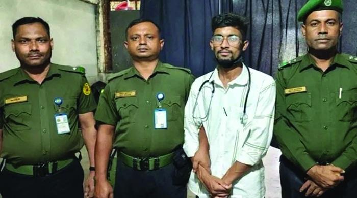 ঢামেকে ‘ভুয়া চিকিৎসক’ আটক, থানায় হস্তান্তর