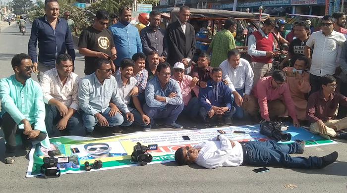 গাইবান্ধায় ৪ সাংবাদিকের বিরুদ্ধে মামলার প্রতিবাদে মানববন্ধন ও বিক্ষোভ সমাবেশ