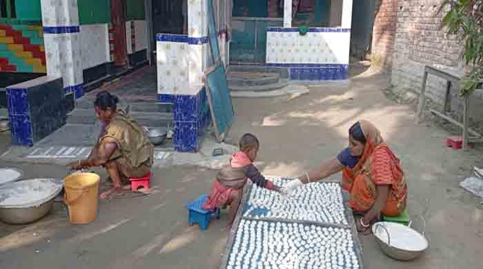 ডালের বড়া তৈরিতে ব্যস্ত বোয়ালীর কারিগররা