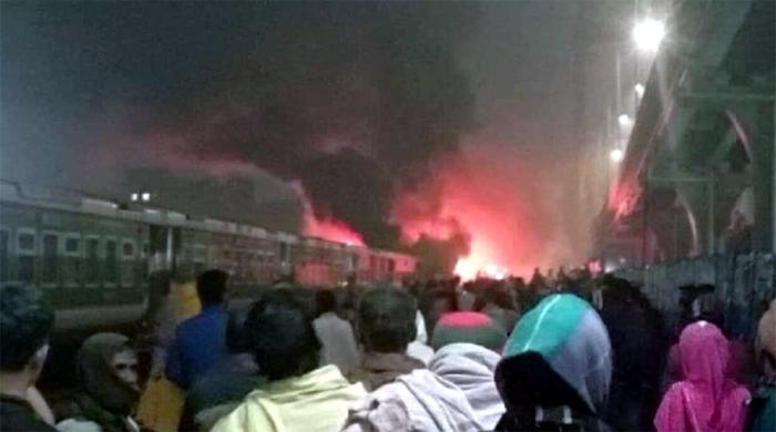 রাজধানীর তেজগাঁওয়ে ট্রেনে আগুন, নিহত ৪