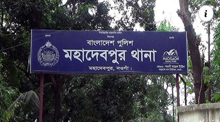 নওগাঁয় পরকীয়ার অভিযোগ তুলে স্ত্রীকে বিবস্ত্র করে ভিডিও ধারণ ॥ স্বামী-সতীনসহ গ্রেপ্তার-৪