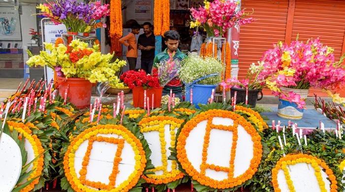 শহিদ দিবস ও আন্তর্জাতিক মাতৃভাষা দিবস উপলক্ষে গাইবান্ধা জেলা শহরের ফুলের দোকানগুলোতে দোকানদাররা তোড়া করতে ব্যস্ত সময় পার করছেন। ছবিটি তুলেছেন কুদ্দুস আলম