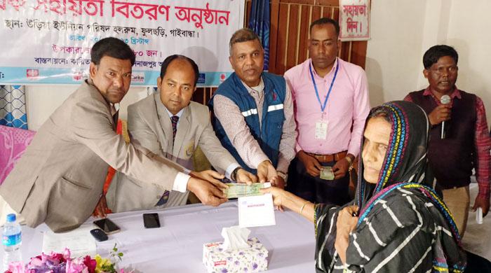 ফুলছড়িতে বন্যায় ক্ষতিগ্রস্তদের কারিতাসের আর্থিক সহায়তা 