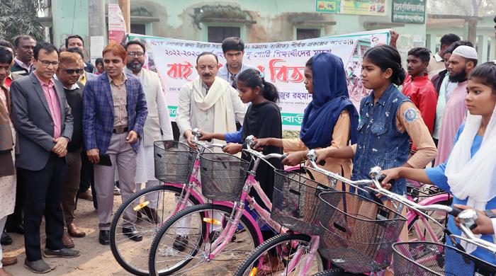 ওরা এখন বাইসাইকেলে চড়ে স্কুলে যাবে