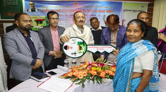 ফুলবাড়ীতে সাতজন বীর মুক্তিযোদ্ধা পরিবার পেলেন বীর নিবাস