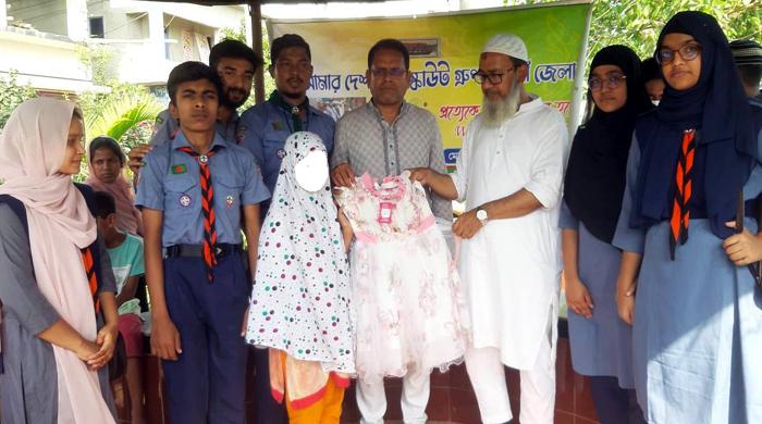 নওগাঁয় শিশুদের মাঝে রোভারদের ঈদ উপহার বিতরণ
