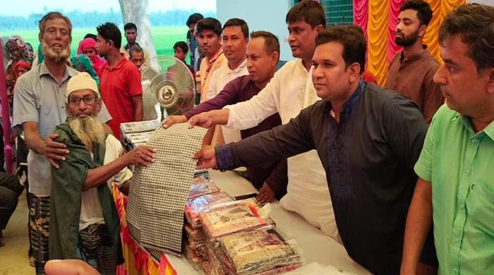 গোবিন্দগঞ্জে প্রধানমন্ত্রী পক্ষে দুস্থ ও অসহায় মানুষের মাঝে শাড়ী লুঙ্গি ও ঈদসামগ্রী বিতরণ