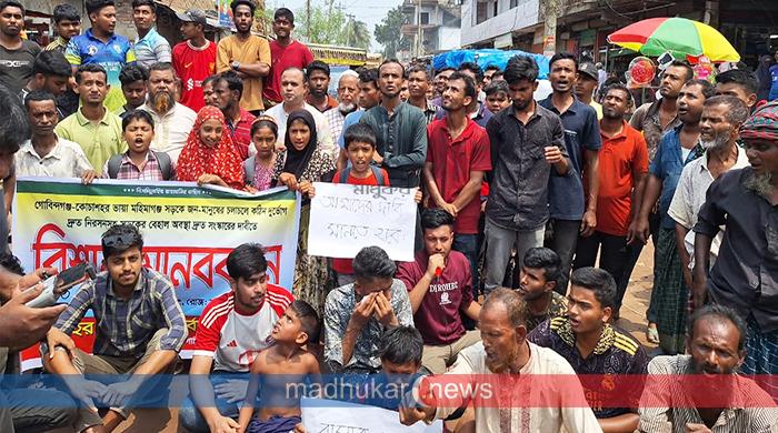 গোবিন্দগঞ্জের কোচাশহরে সড়ক সংস্কারের দাবিতে মানববন্ধন
