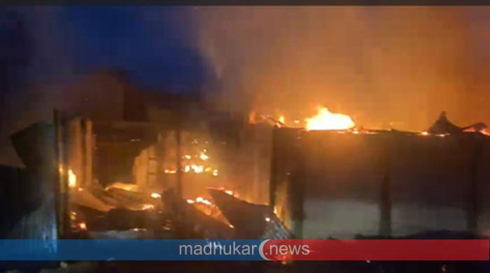 ফুলছড়ি হাটে ভয়াবহ আগুন ভোররাতে পুড়ে ছাই ৮ দোকান