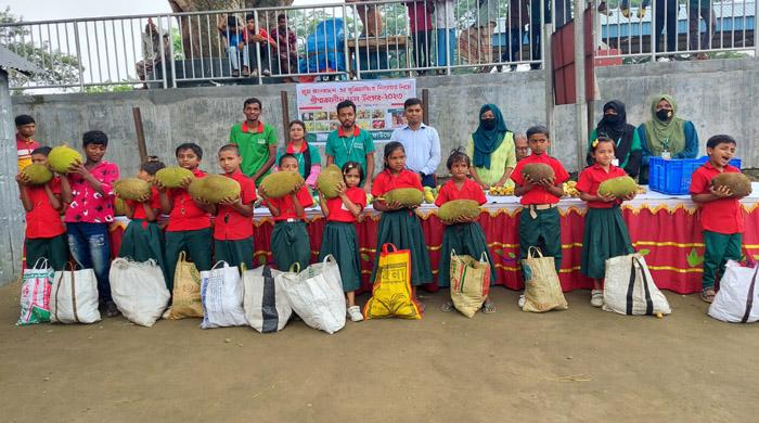 সুবিধাবঞ্চিত শিশুদের নিয়ে ফল উৎসব