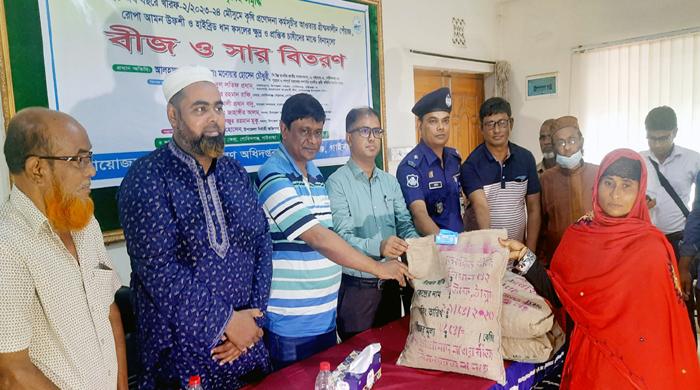 গোবিন্দগঞ্জে কৃষকদের মাঝে প্রণোদনার বীজ ও সার বিতরণ গোবিন্দগঞ্জে কৃষকদের মাঝে প্রণোদনার বীজ ও সার বিতরণ