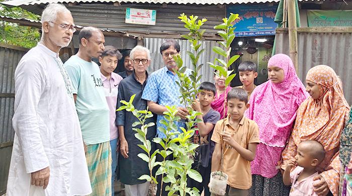 গাইবান্ধায় পরিবেশ আন্দোলনের উদ্যোগে ফলজ বৃক্ষরোপণ