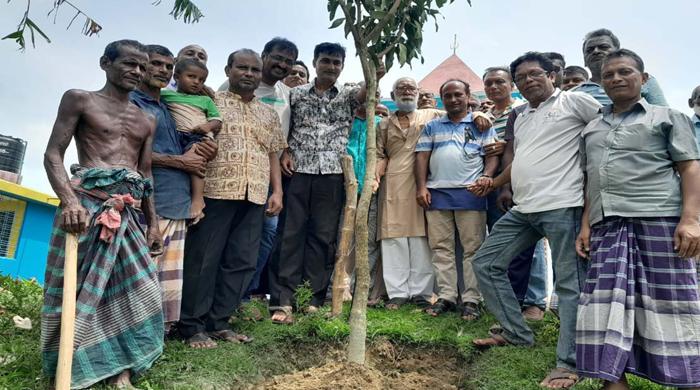 মহিমাগঞ্জের দেওয়ানতলা মহাশ্মশানে ফলদ বৃক্ষরোপণ