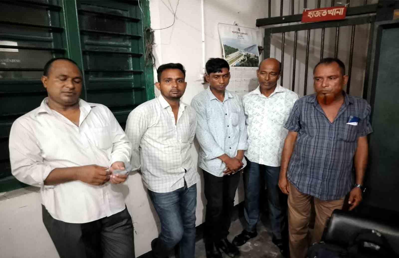 পার্বতীপুরে আন্তঃজেলা ছিনতাই চক্রের ৫ সদস্য গ্রেফতার