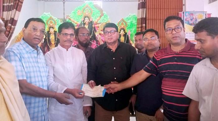 পূজামন্ডপ পরিদর্শন ও চেক বিতরণ করলেন জেলা পরিষদ প্রশাসক ডা. মইনুল হাসান সাদিক
