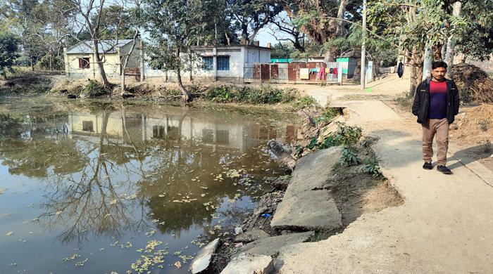 রাণীনগরে স্কুলে যাওয়ার একমাত্র পথ ভেঙ্গে পুকুর গর্ভে
