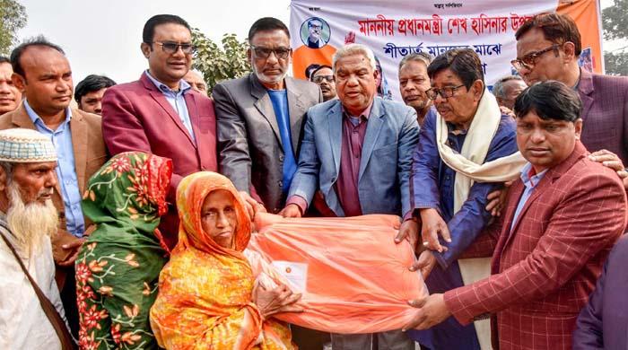 গাইবান্ধায় চরাঞ্চলসহ বিভিন্ন শীতার্তদের মধ্যে শীতবস্ত্র