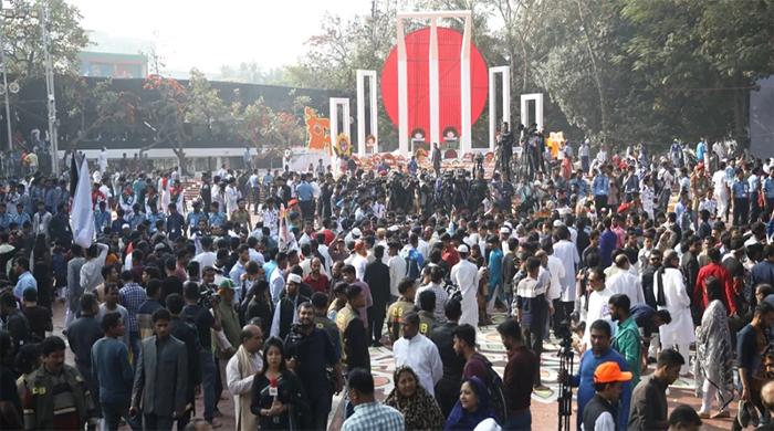 ভাষা শহীদদের শ্রদ্ধা জানাতে শহীদ মিনারে মানুষের ঢল